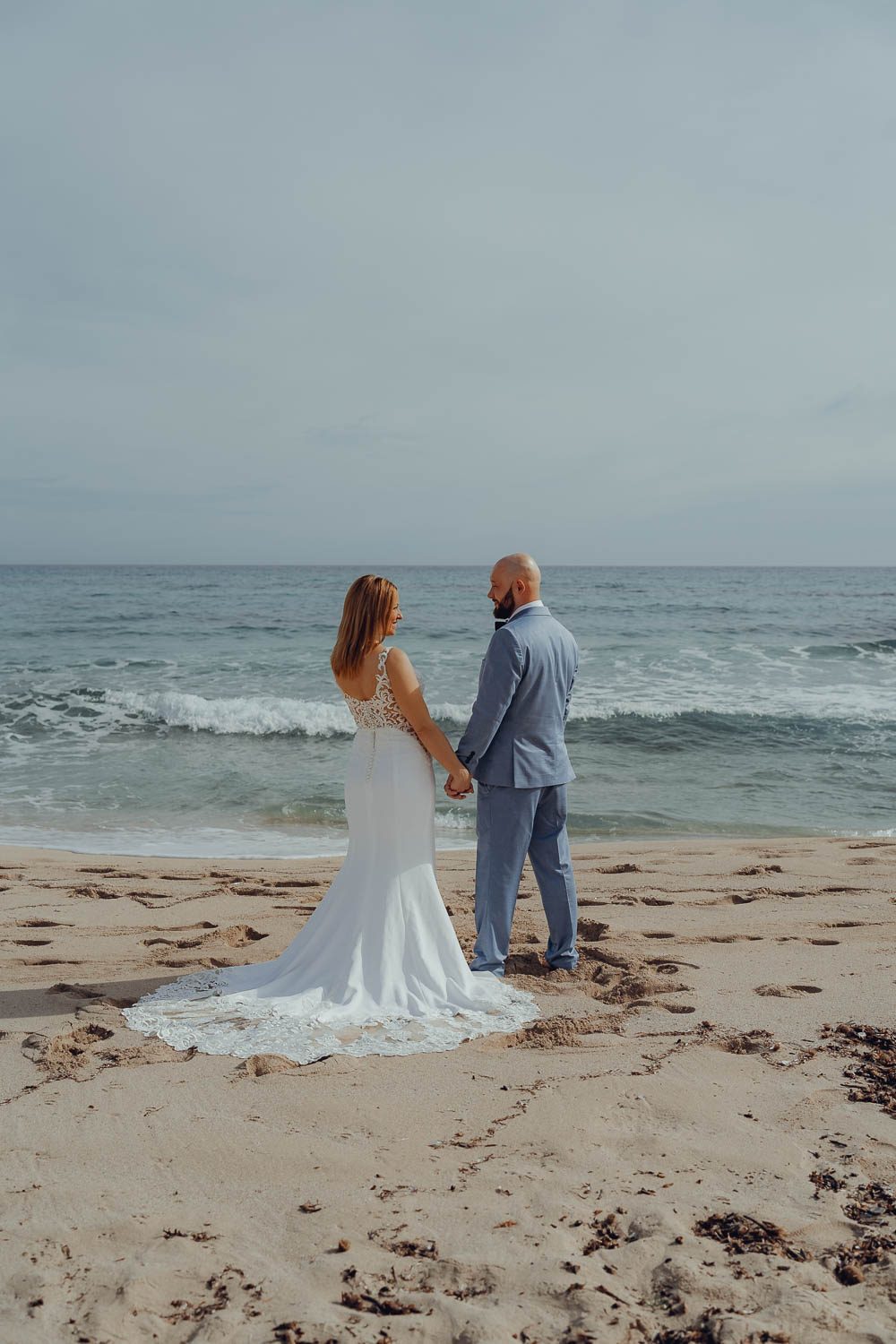 Brautpaar Foto Mallorca - Braut und Bräutigam am Meer, romantischer Moment