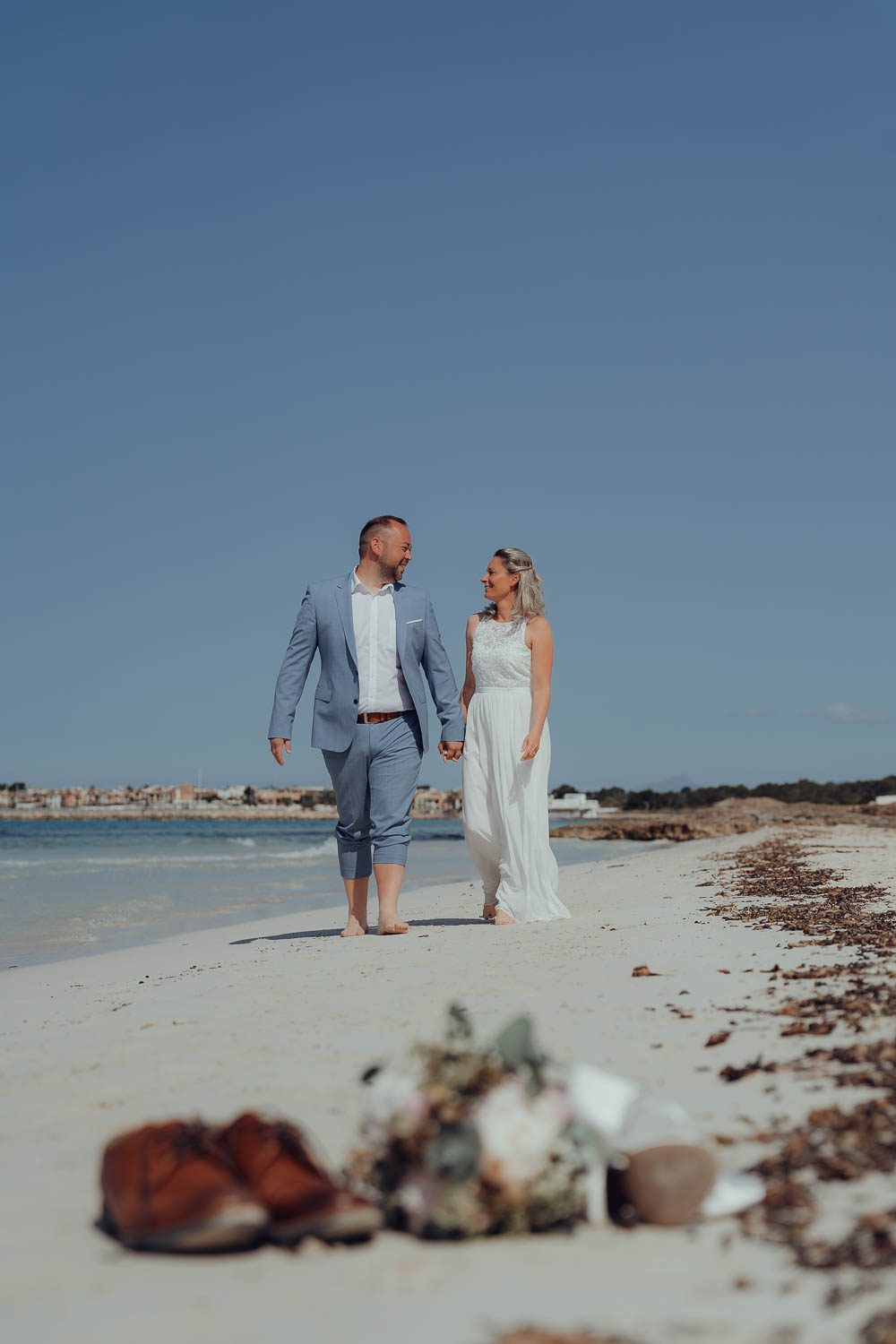 After Wedding Fotos Mallorca - Braut im Kleid an der Küste, goldenes Licht