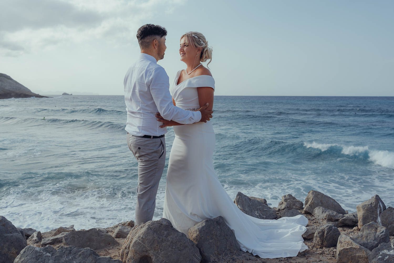 After Wedding Foto Mallorca - Braut mit Schleier im Wind an der Steilküste