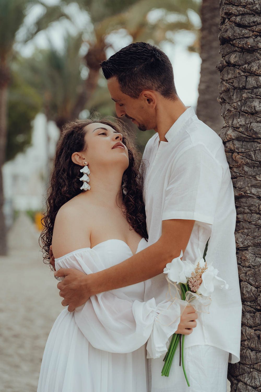Brautpaar Fotoshooting Mallorca - Braut im Kleid im Olivenhain