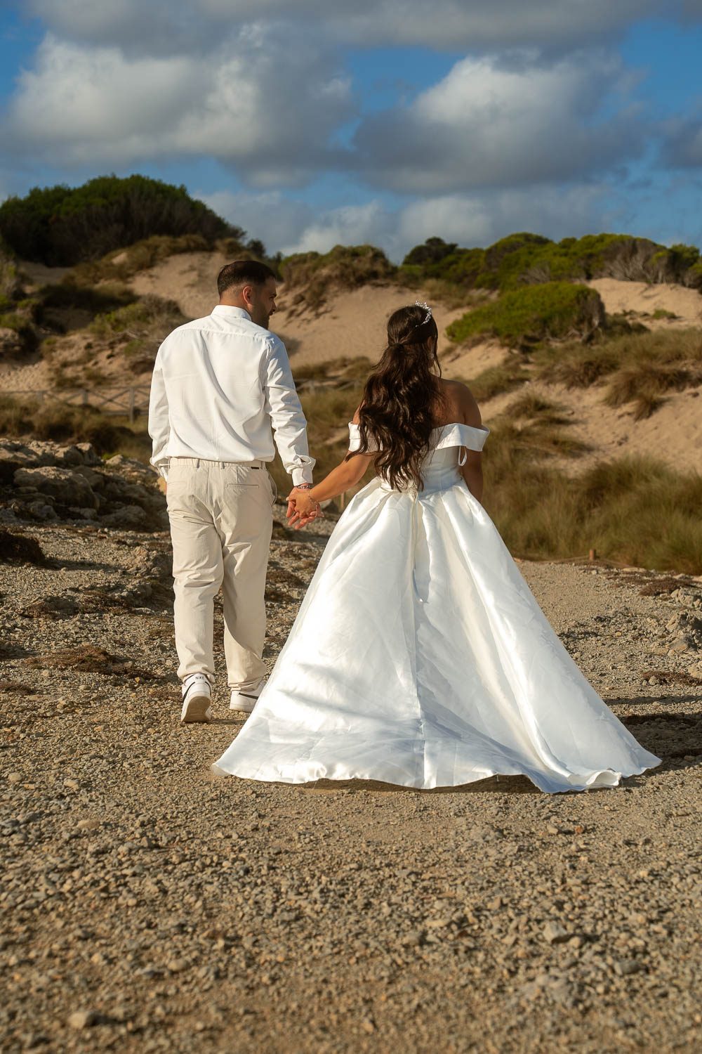 After Wedding Fotos Mallorca - Brautpaar spaziert am Strand entlang