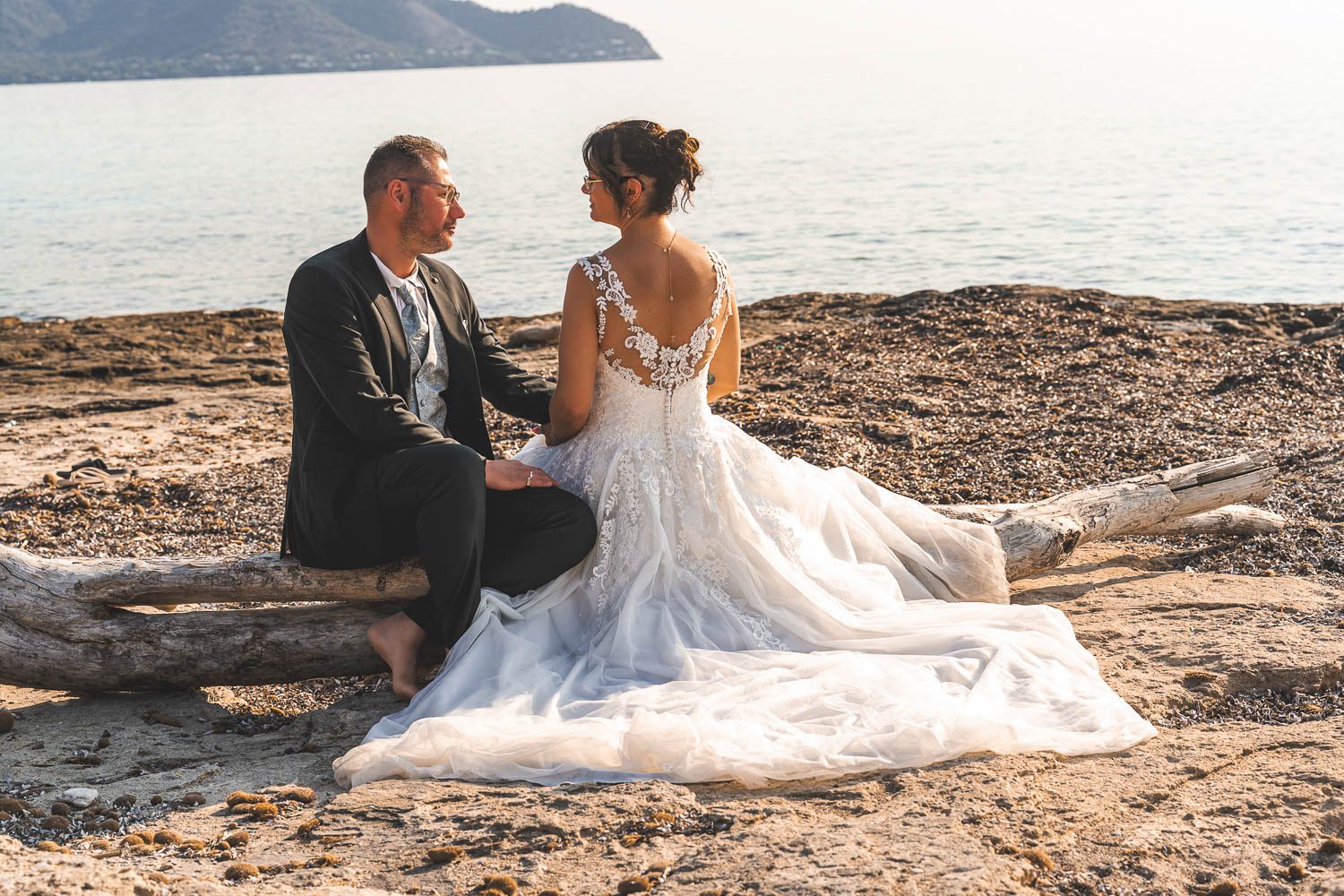 After Wedding Foto Mallorca - Braut mit Blumenstrauß am Meer, natürliches Licht