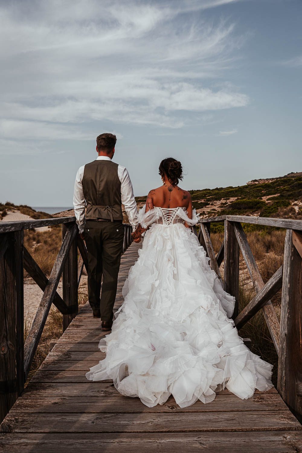 Hochzeitsfotos Mallorca - Brautpaar glücklich lachend am Strand