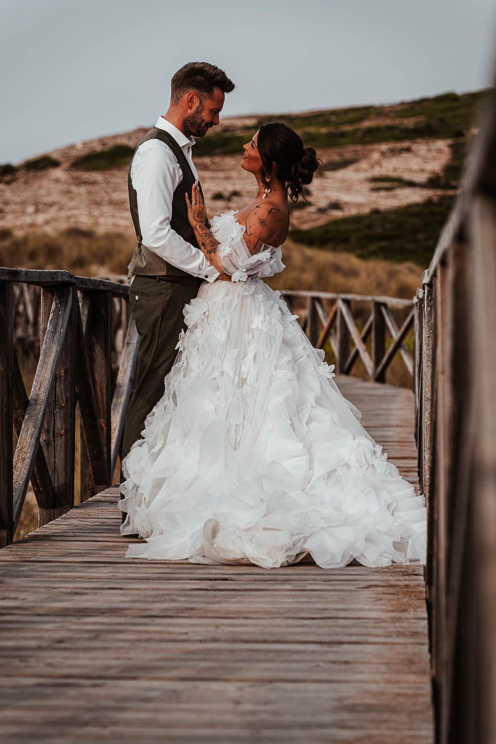 After Wedding Shooting Mallorca - romantisches Brautpaarfoto bei der blauen Stunde