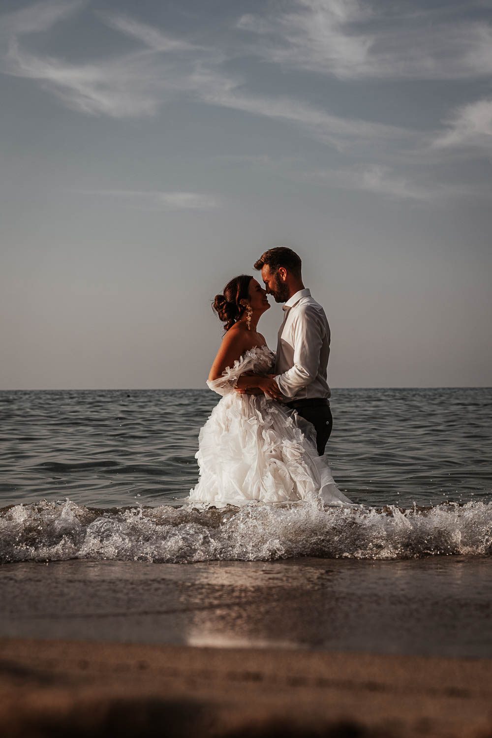 After Wedding Shooting Mallorca - Brautpaar im Panorama, Meer und Berge im Hintergrund