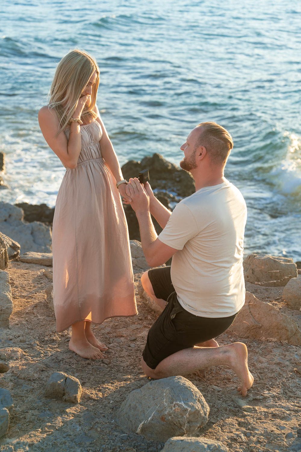 Heiratsantrag Mallorca heimlich fotografiert - glückliches Paar