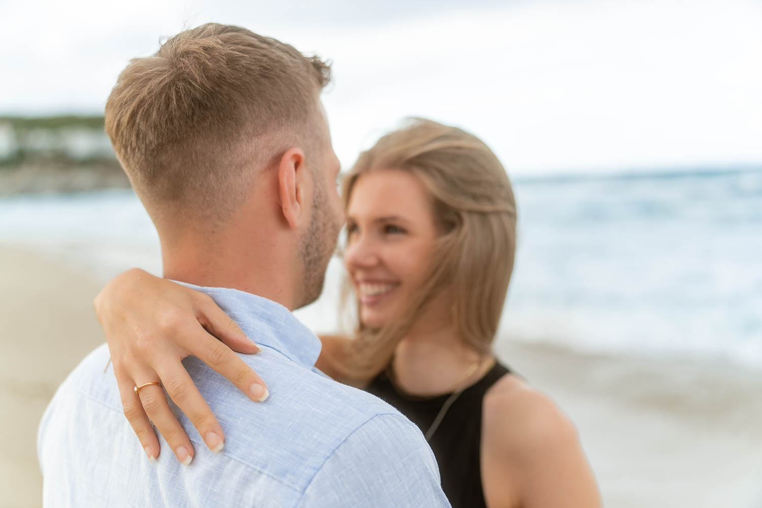 Heiratsantrag fotografieren Mallorca - natürlicher Moment am Strand