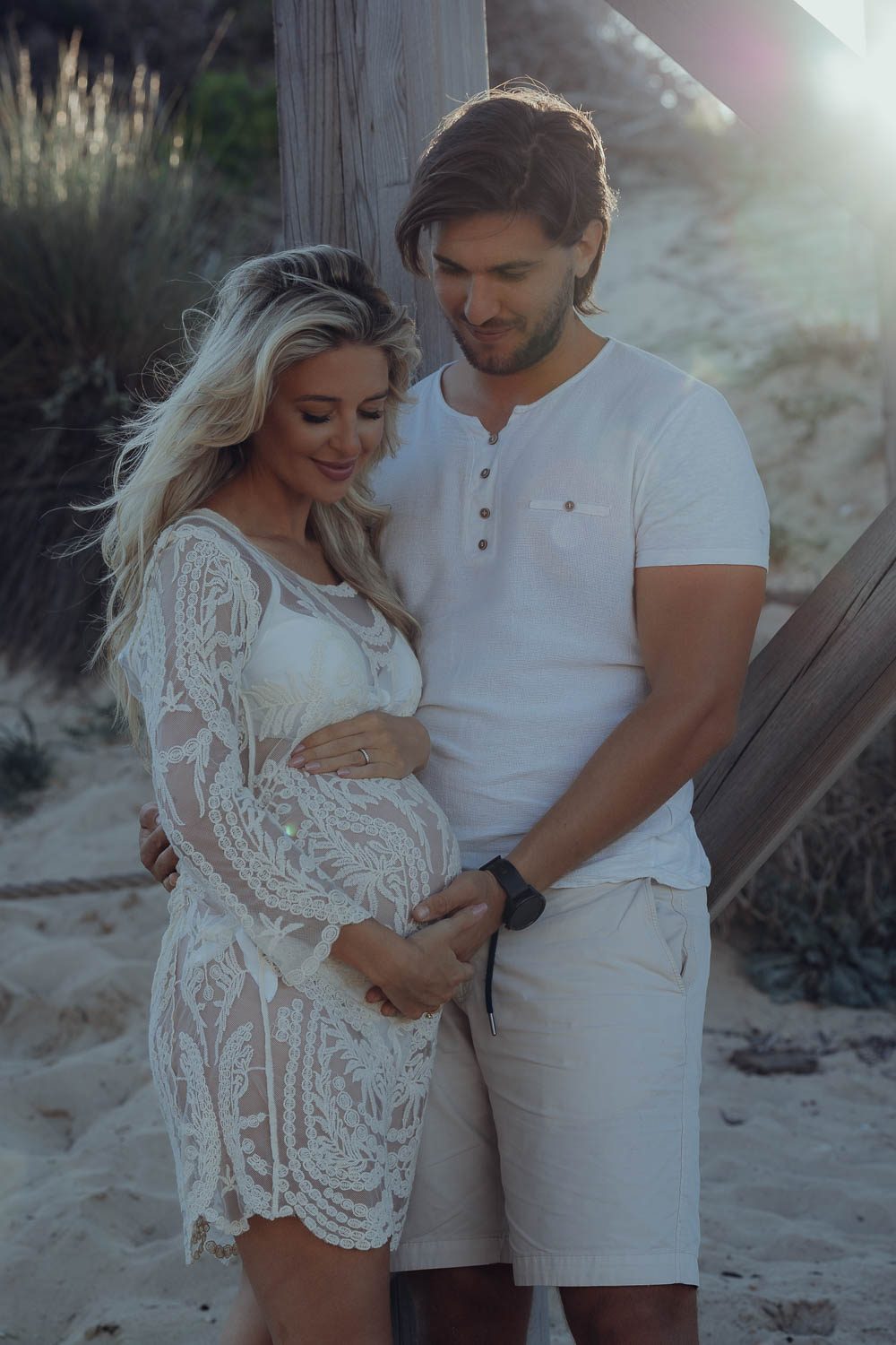 Schwangerschaftsfotografie Mallorca — natürliches Babybauch Foto an der Küste
