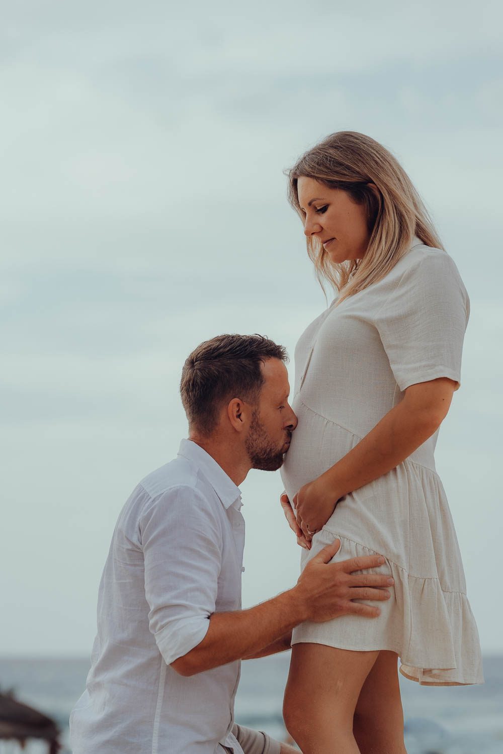 Babybauch Shooting Mallorca — emotionales Foto werdender Eltern beim Sonnenuntergang