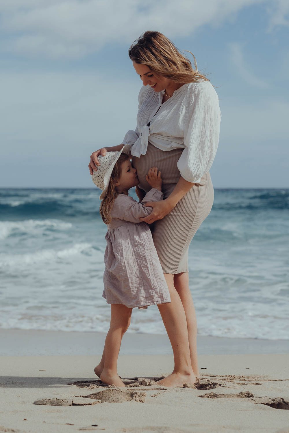 Babybauch Shooting auf Mallorca — stimmungsvolles Schwangerschaftsfoto im Abendlicht