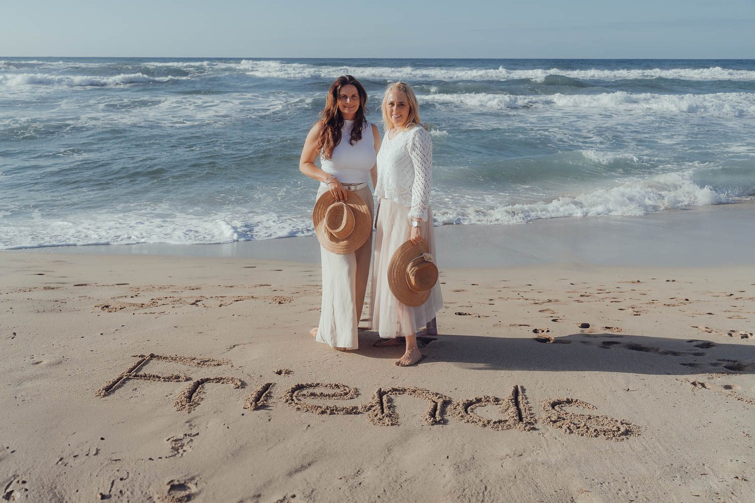 Freundinnen Fotos Mallorca - beste Freundinnen am Meer, fröhlicher Moment