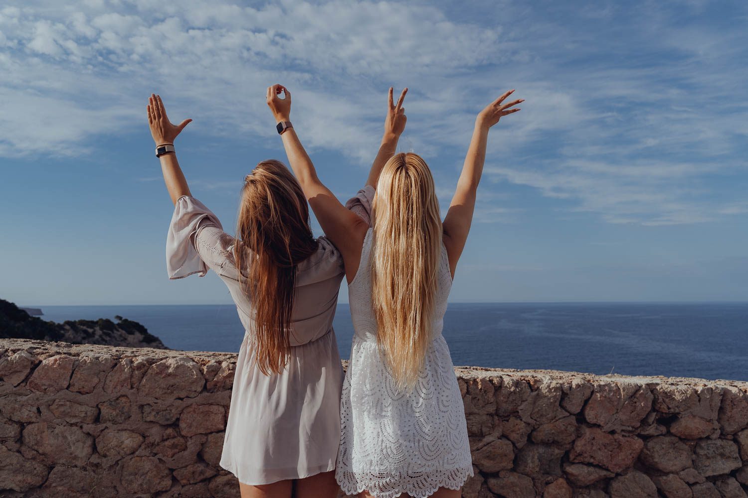 Freundinnen Shooting Mallorca - Umarmung der besten Freundinnen