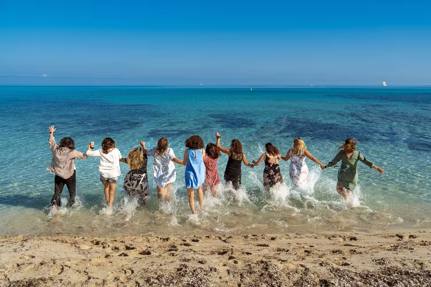 Freundinnen Fotos Mallorca - natürlicher Lachmoment am Meer