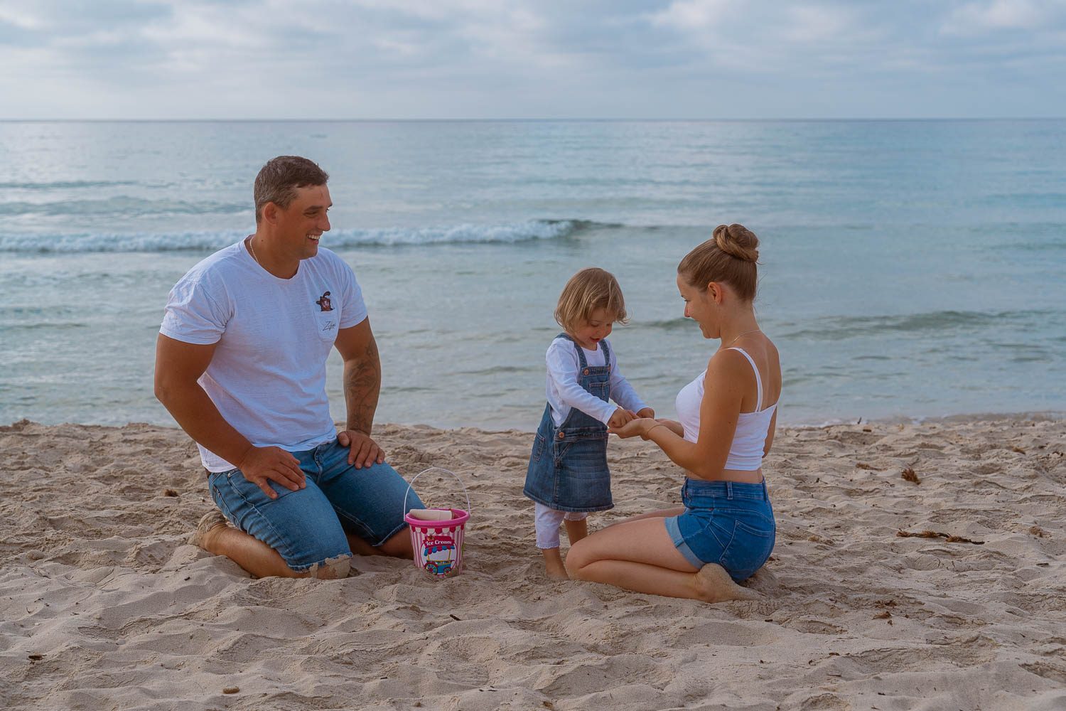 Familienfotos Mallorca - Eltern mit Kindern am Meer, fröhlicher Moment