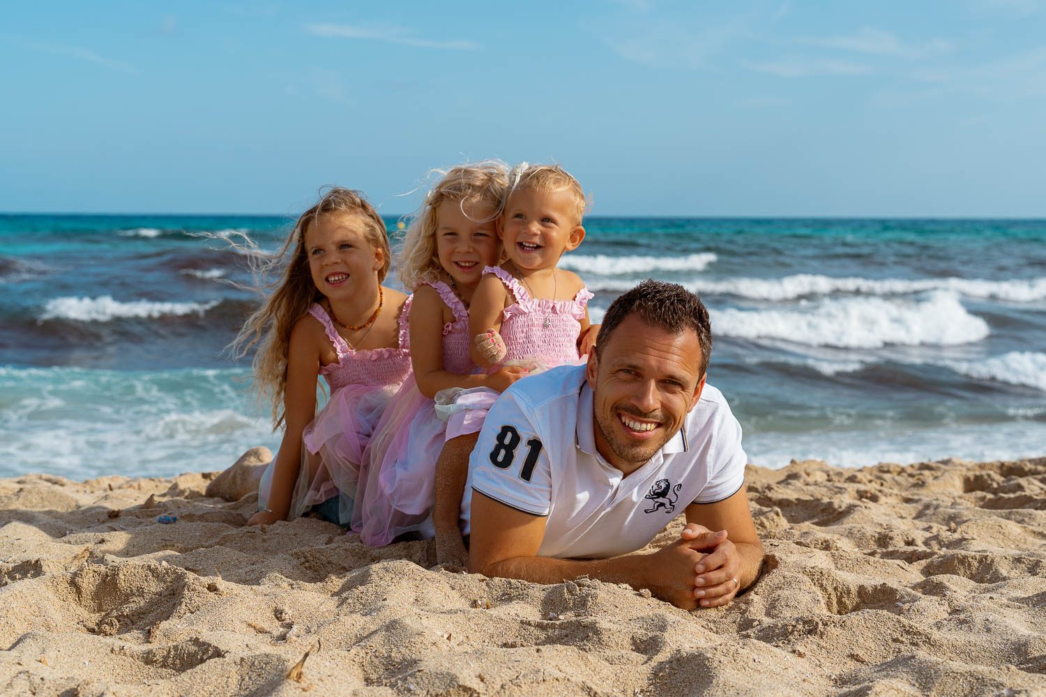 Familien Fotoshooting Mallorca - Kinder lachen am Strand, natürliches Licht