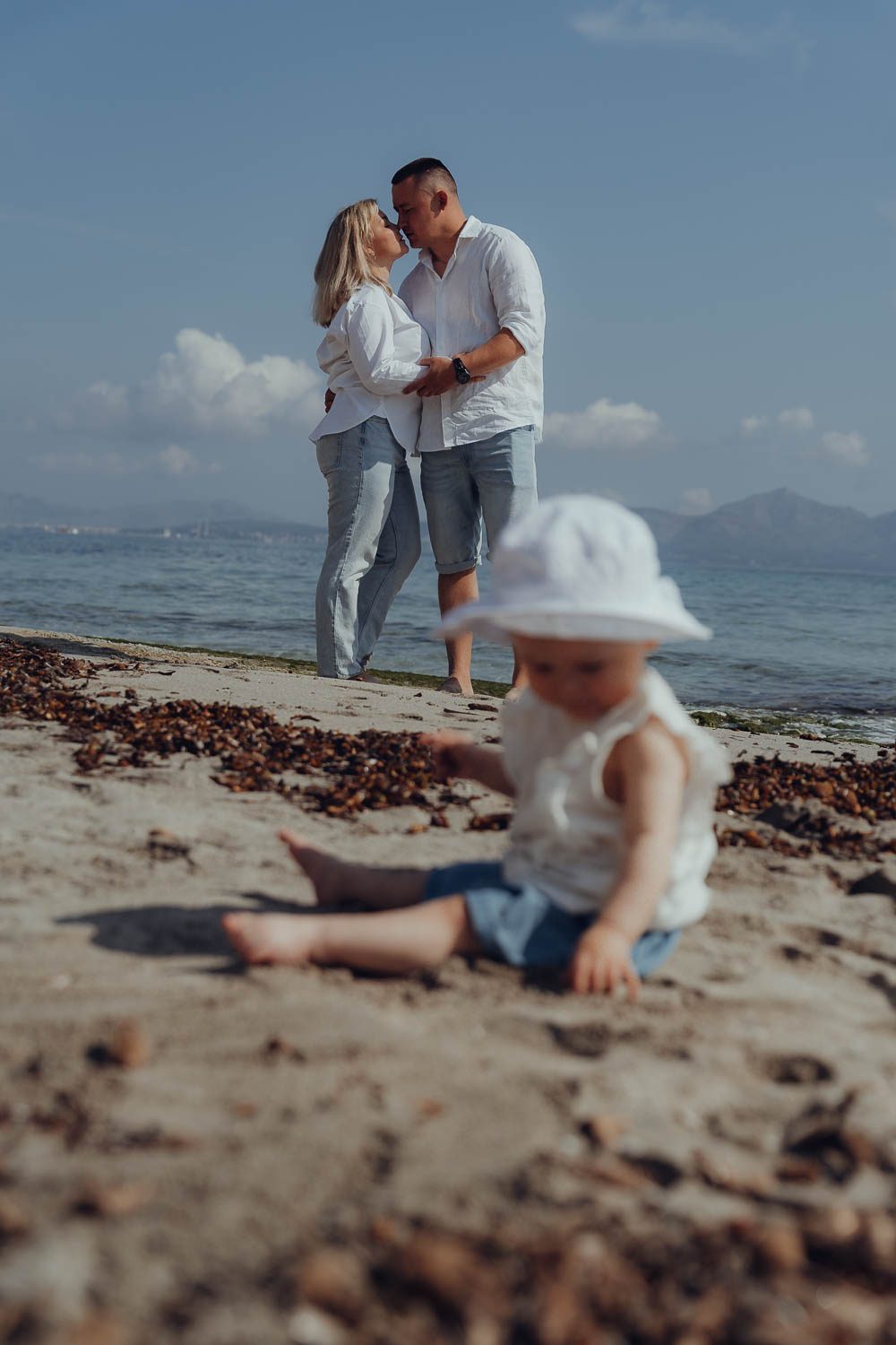 Familien Shooting Mallorca - Panoramafoto der Familie am türkisen Meer
