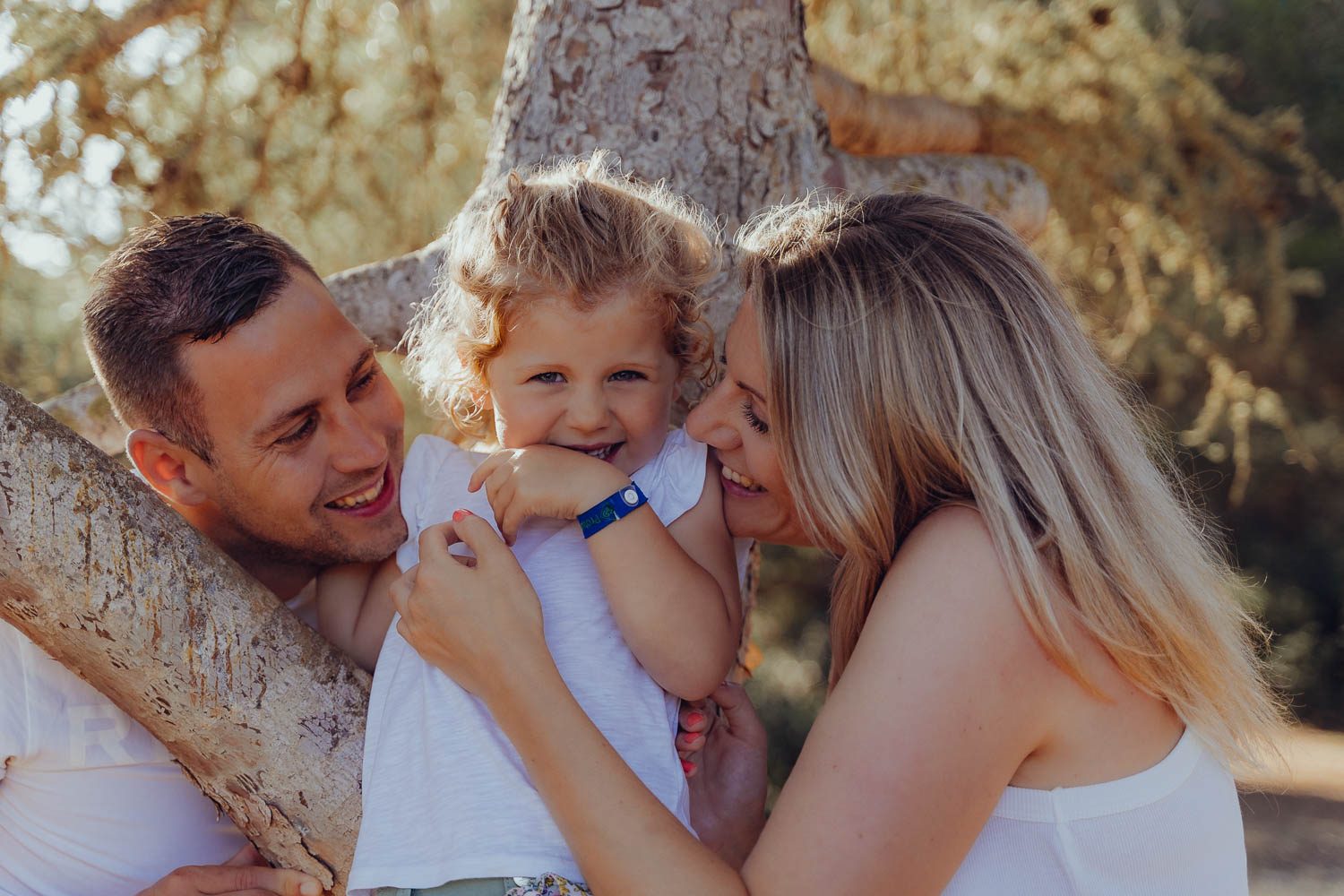 Familienfotos Mallorca - Familie spaziert am Strand entlang, goldenes Licht