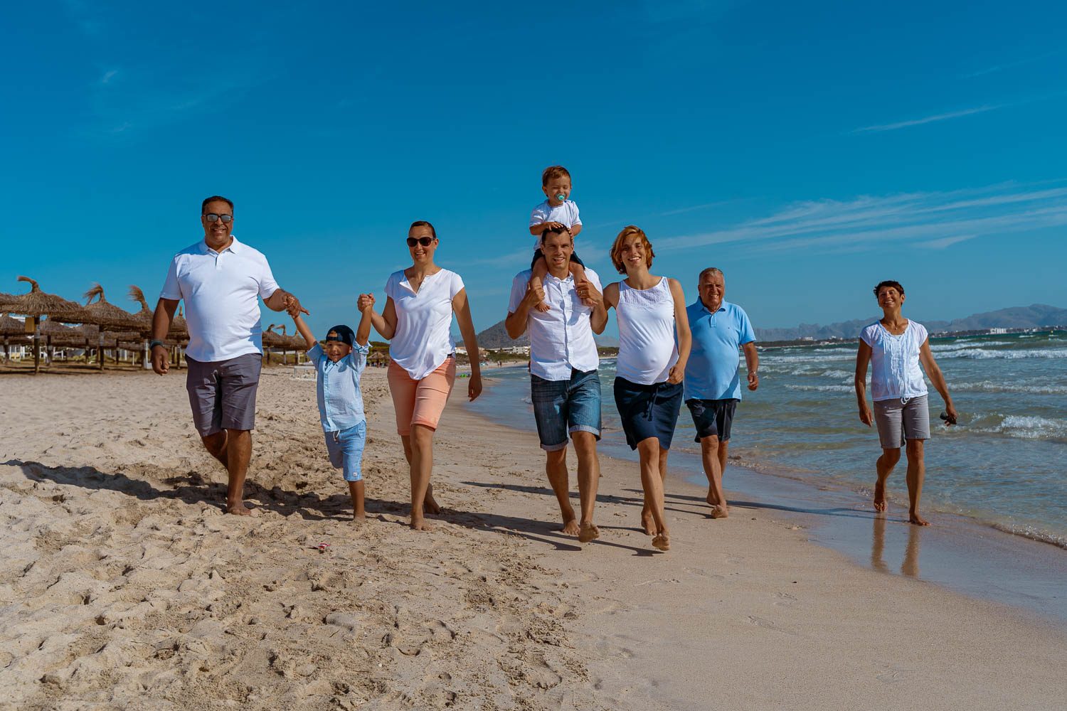 Familien Shooting Mallorca - weites Panoramafoto am Meer bei Sonnenuntergang