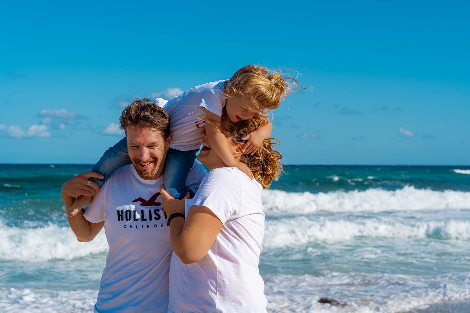 Familienfotos Mallorca - glückliche Familie beim Spielen am Strand