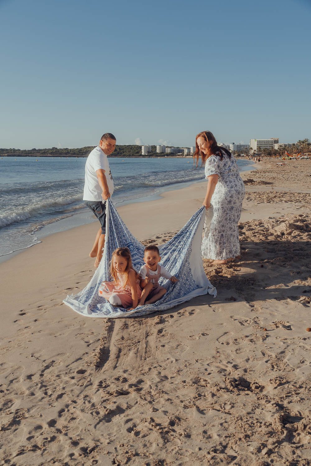 Mallorca photo shoot — couple shoot on the beach at sunset