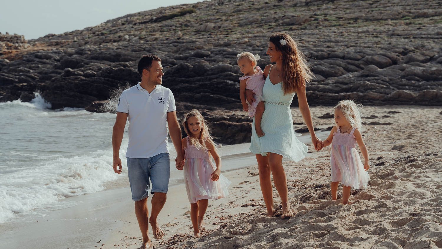 Mallorca photo shoot — family shoot with children by the sea