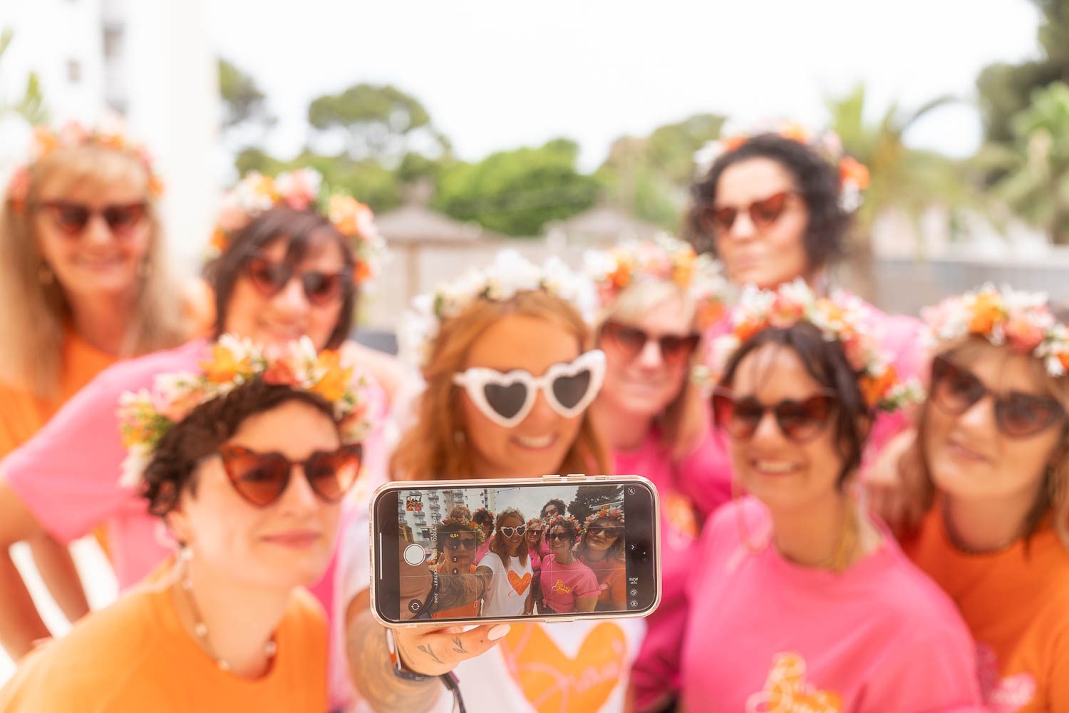 Bachelorette Shooting Mallorca - group at the hen party on the beach