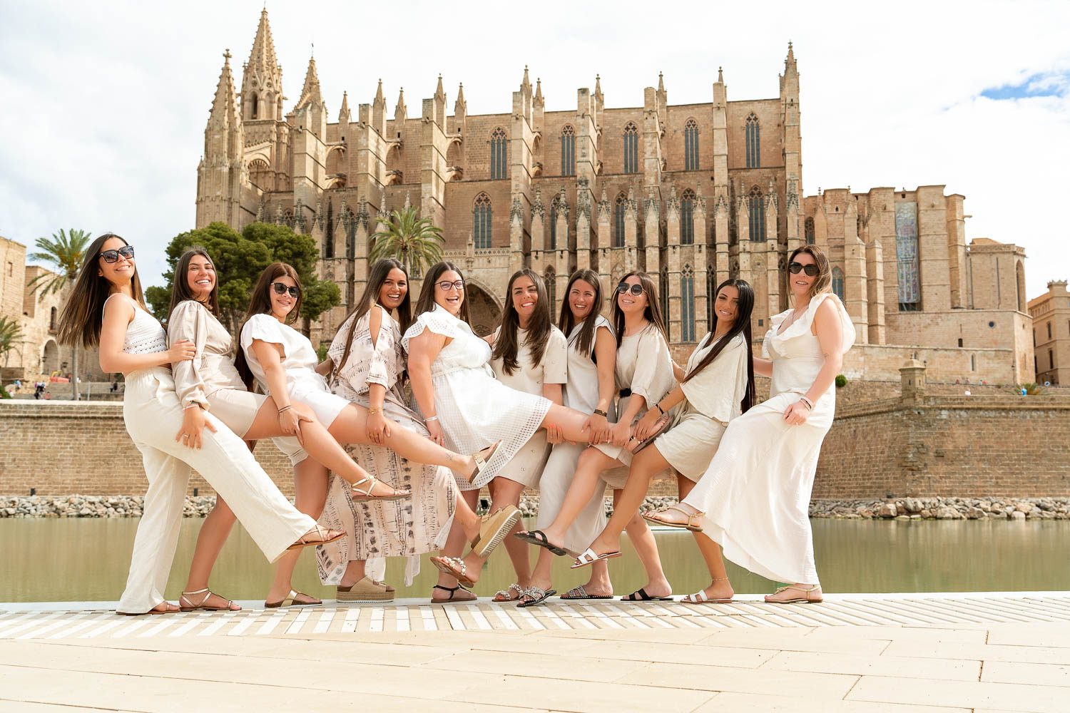 Bachelorette photo Mallorca - group of girls at sunset