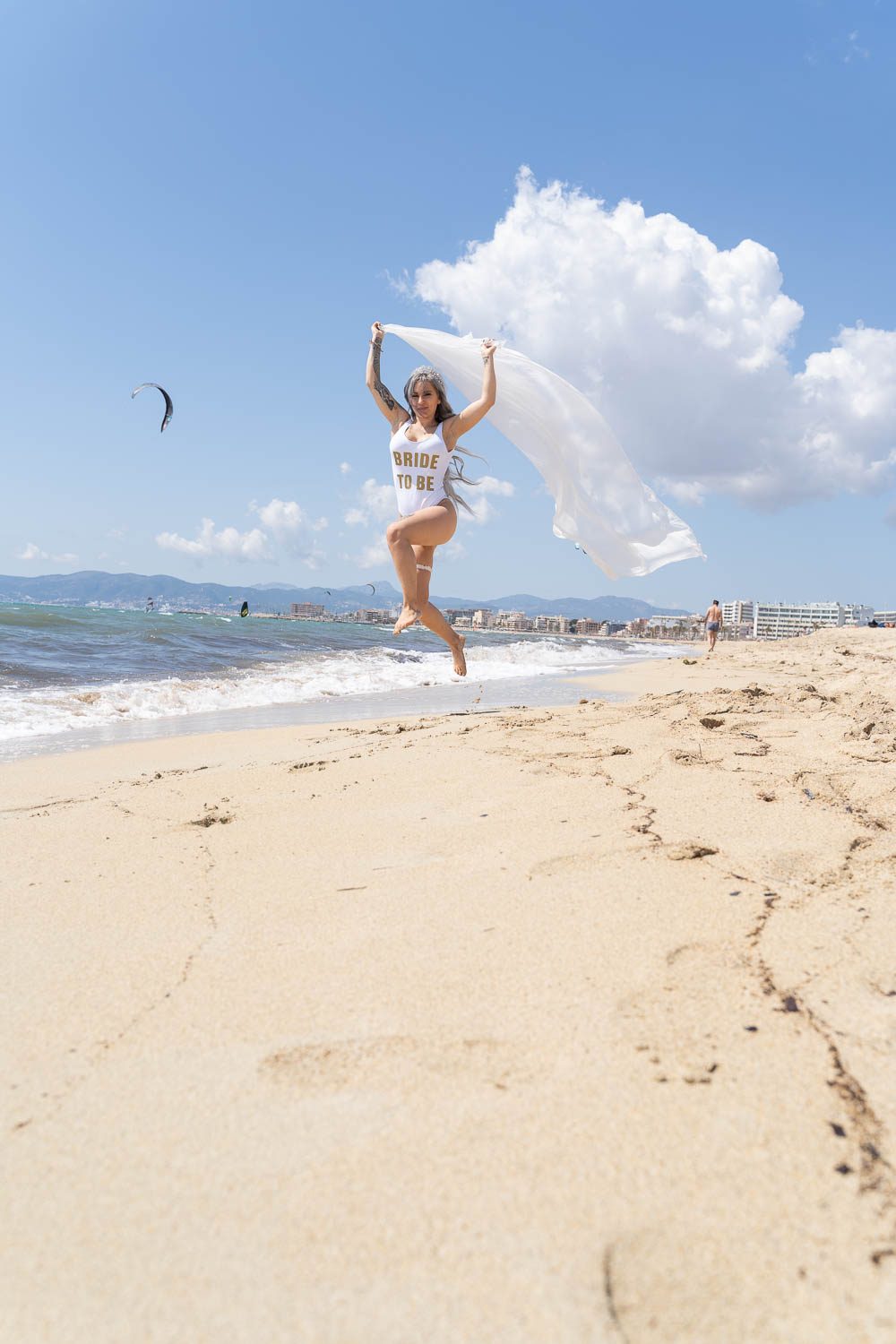 Bachelorette photo Mallorca - bride-to-be with veil at the hen party
