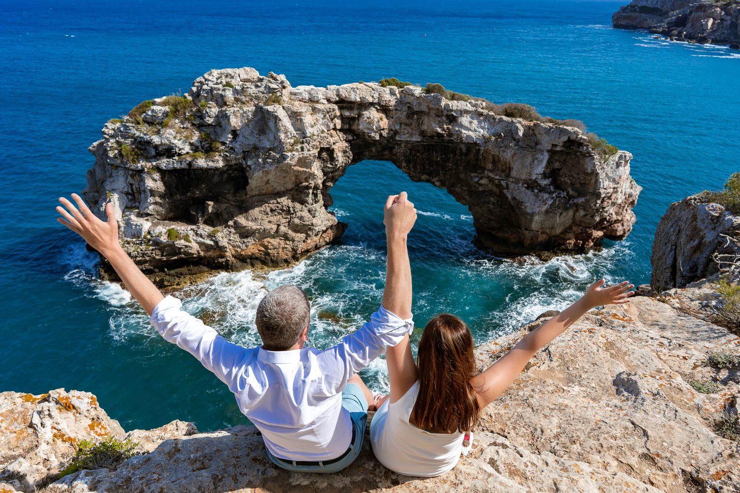 Couple Shooting Mallorca - Paar an der Küste im goldenen Licht