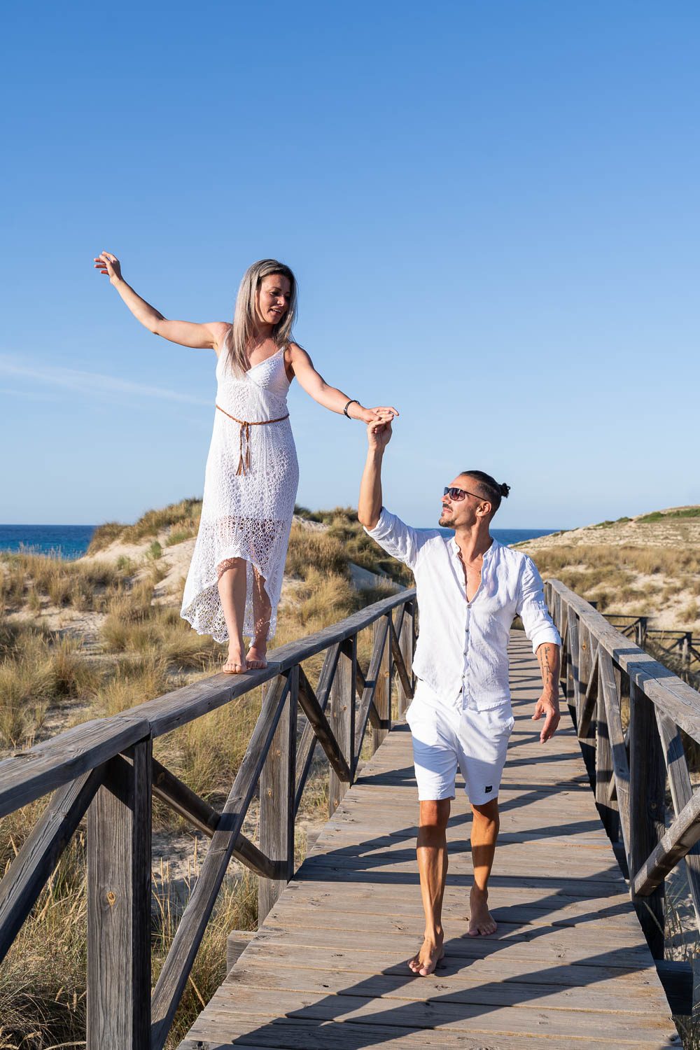 Romantisches Shooting Mallorca - glückliches Paar in der Altstadt Palma