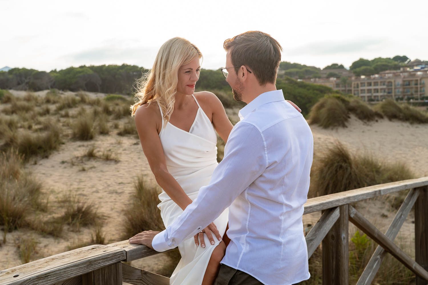 Paar Shooting Mallorca - Kuss am Strand, romantisches Panoramafoto