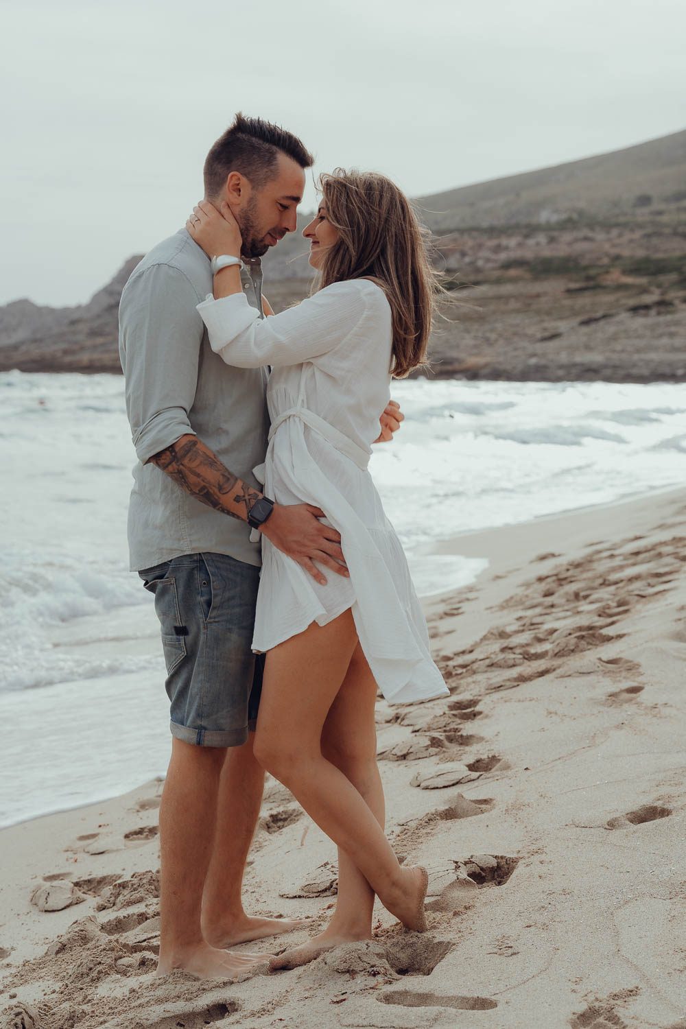 Paarfotos Mallorca - glückliches Paar lachend am Strand