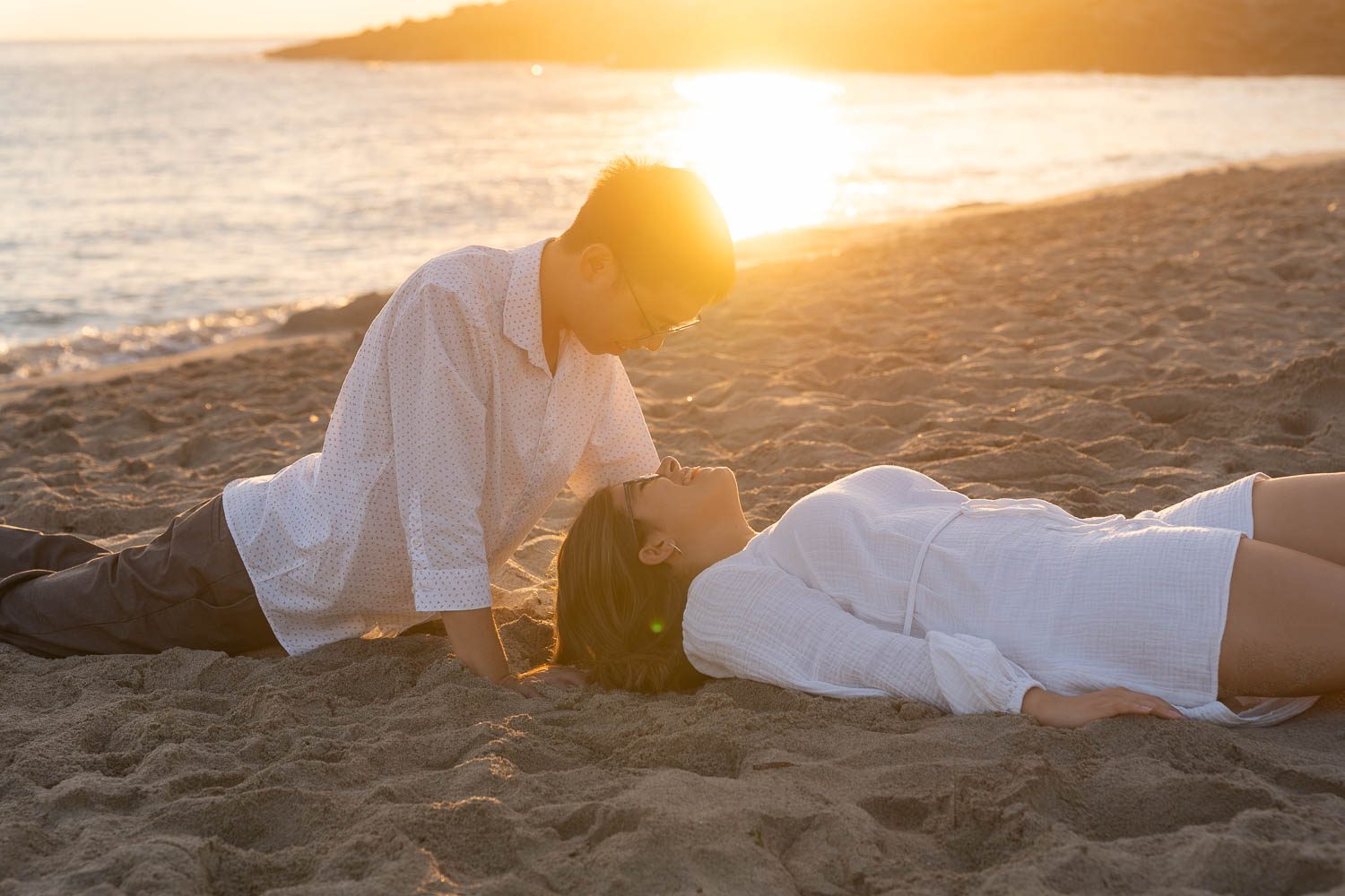 Sonnenaufgang Shooting Mallorca - Paar im goldenen Morgenlicht am Strand