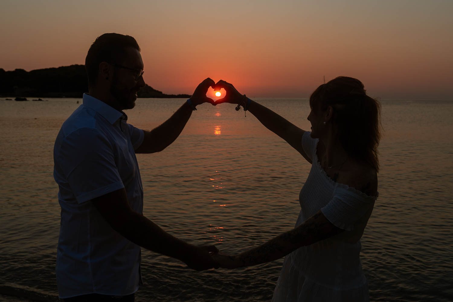 Sonnenaufgang Fotoshooting Mallorca - goldenes Licht, stille Bucht