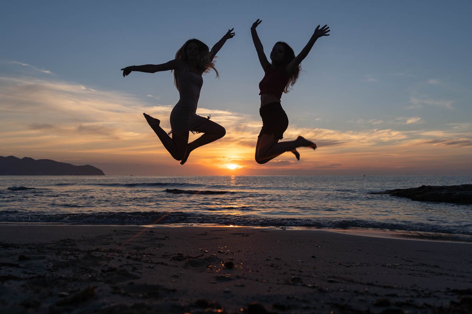 Sonnenaufgang Shooting Mallorca - Paar spaziert am leeren Strand entlang