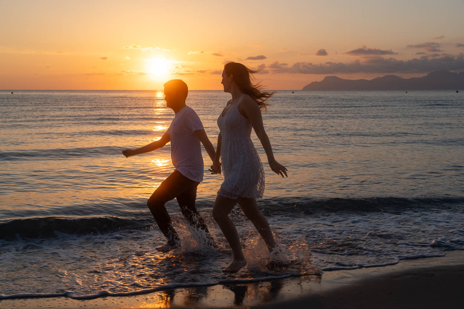 Sonnenuntergang Shooting Mallorca - Paar im Abendlicht am Strand