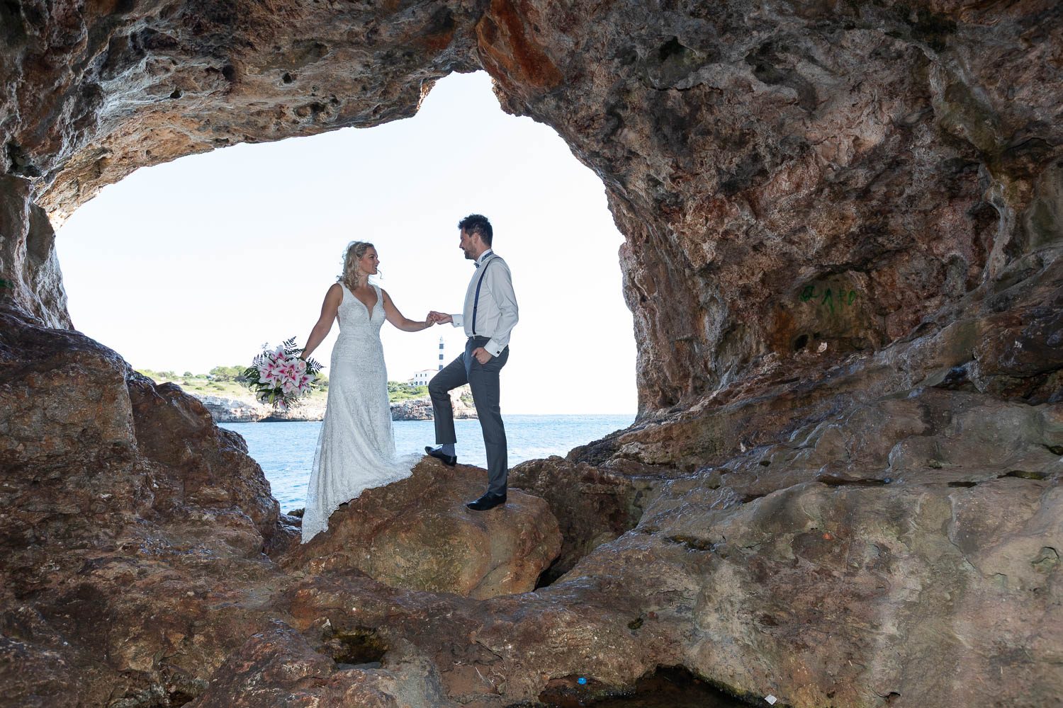 Hochzeit Shooting Mallorca - Panorama Brautpaar am Strand bei der Zeremonie