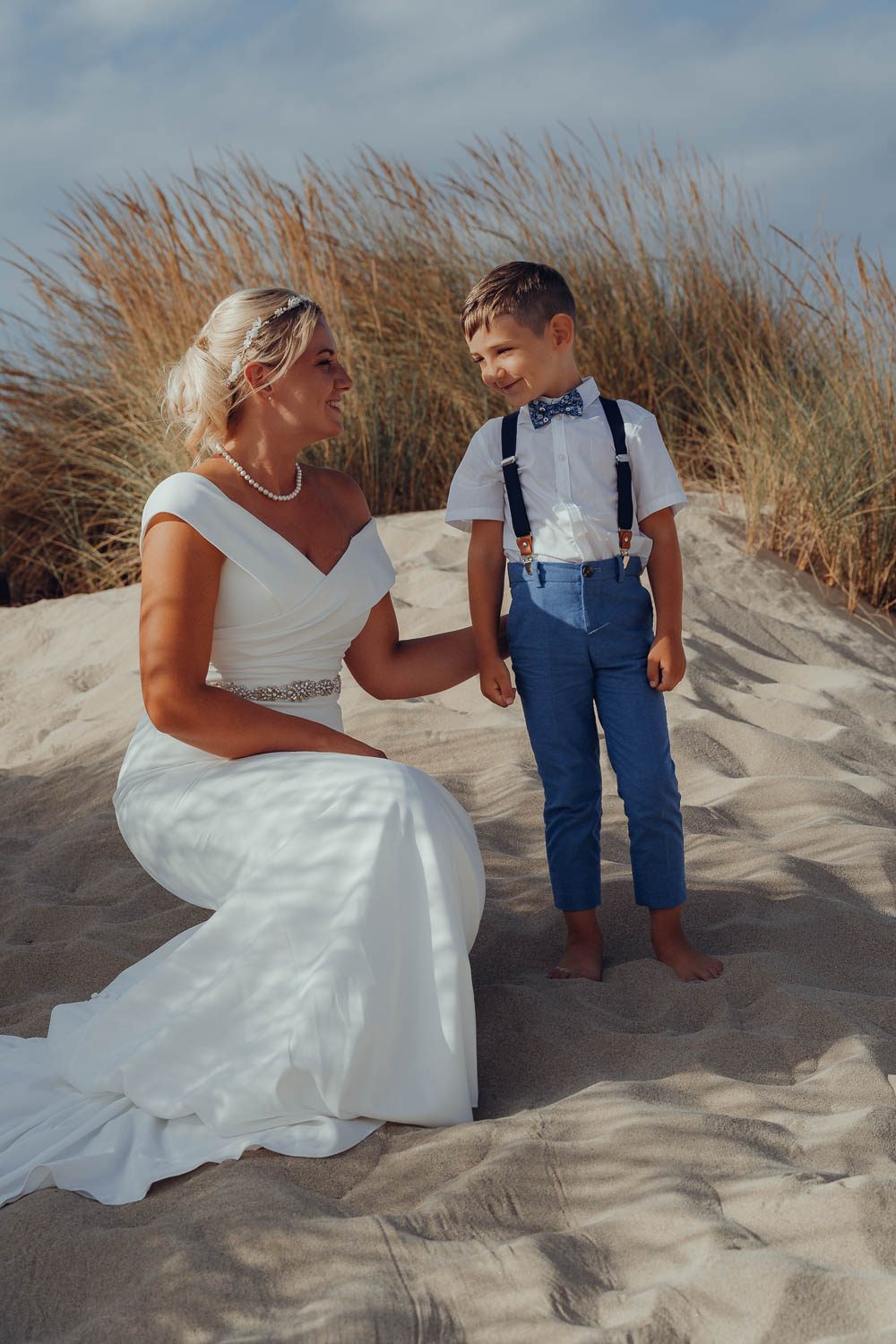 Hochzeit Foto Mallorca - Braut mit Blumenstrauß am Meer